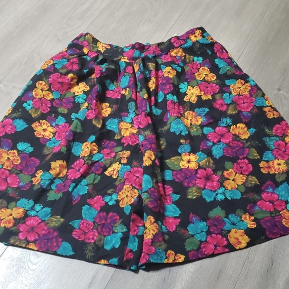 cristin stevens Pants - Cristin Stevens Wide Leg Floral Shorts - L